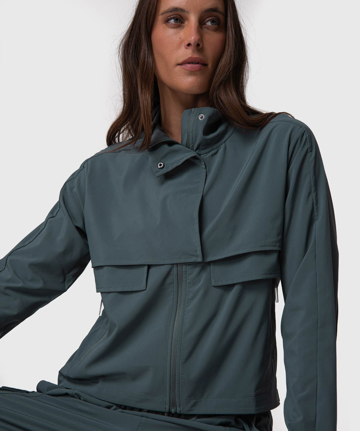 Cortaviento Jane Militar Green - 1; Cortaviento Jane Militar Green - 2; Cortaviento Jane Militar Green - 3; Cortaviento Jane Militar Green - 4; Cortaviento Jane Militar Green - 5; Cortaviento Jane Militar Green - 6; Cortaviento Jane Militar Green - 7; Cortaviento Jane Militar Green - 8; Cortaviento Jane Militar Green - 9; Cortaviento Jane Militar Green - 10