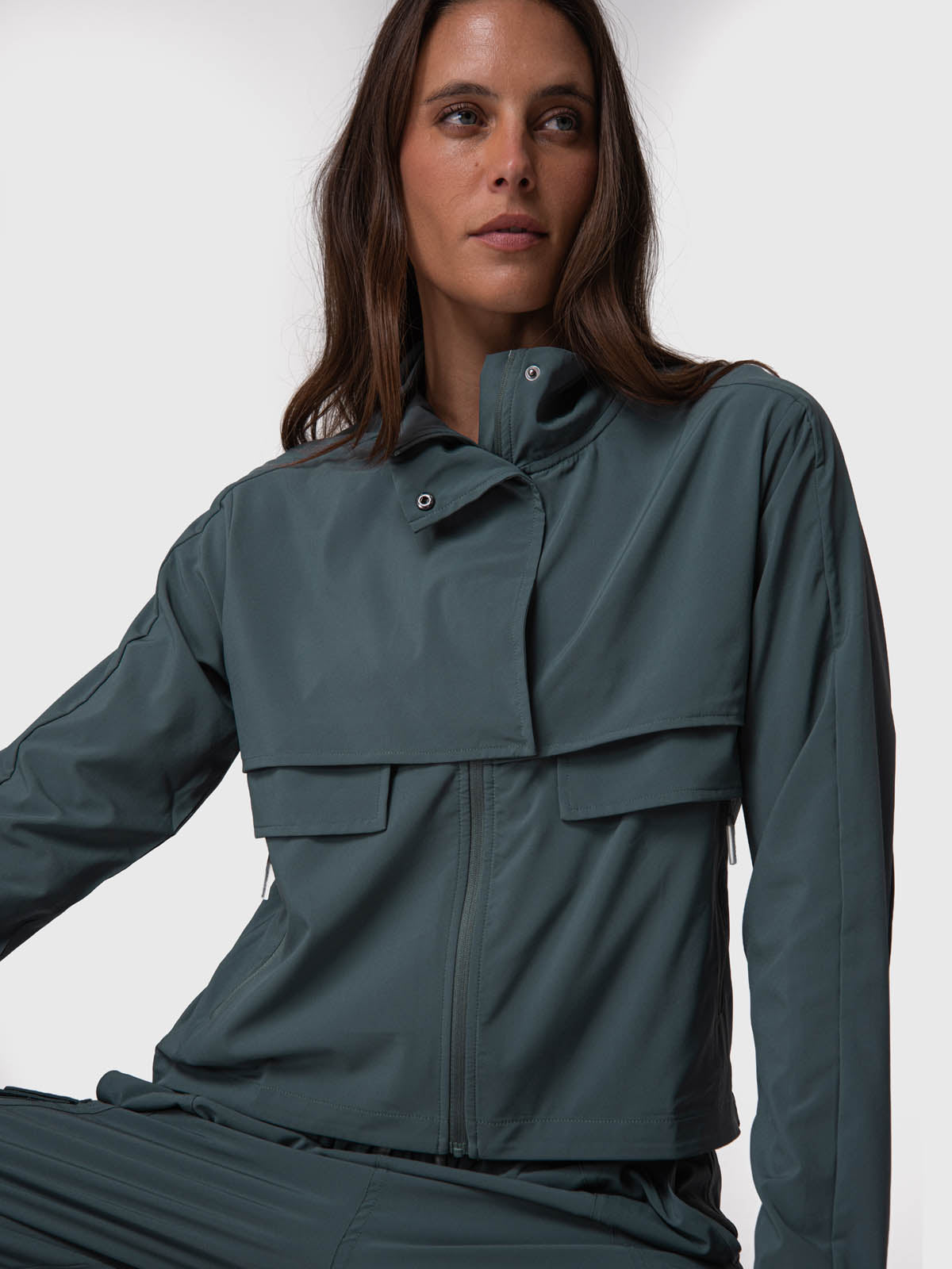 Cortaviento Jane Militar Green - 1; Cortaviento Jane Militar Green - 2; Cortaviento Jane Militar Green - 3; Cortaviento Jane Militar Green - 4; Cortaviento Jane Militar Green - 5; Cortaviento Jane Militar Green - 6; Cortaviento Jane Militar Green - 7; Cortaviento Jane Militar Green - 8; Cortaviento Jane Militar Green - 9; Cortaviento Jane Militar Green - 10