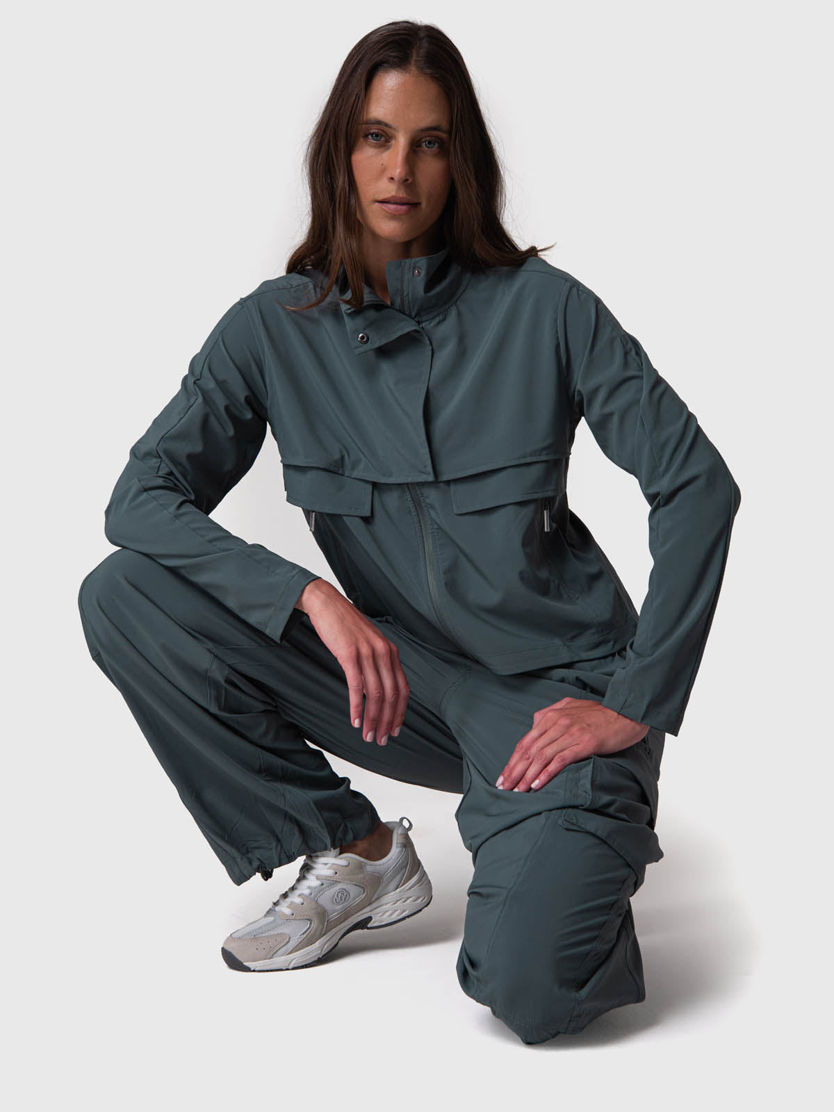 Cortaviento Jane Militar Green - 1; Cortaviento Jane Militar Green - 2; Cortaviento Jane Militar Green - 3; Cortaviento Jane Militar Green - 4; Cortaviento Jane Militar Green - 5; Cortaviento Jane Militar Green - 6; Cortaviento Jane Militar Green - 7; Cortaviento Jane Militar Green - 8; Cortaviento Jane Militar Green - 9; Cortaviento Jane Militar Green - 10